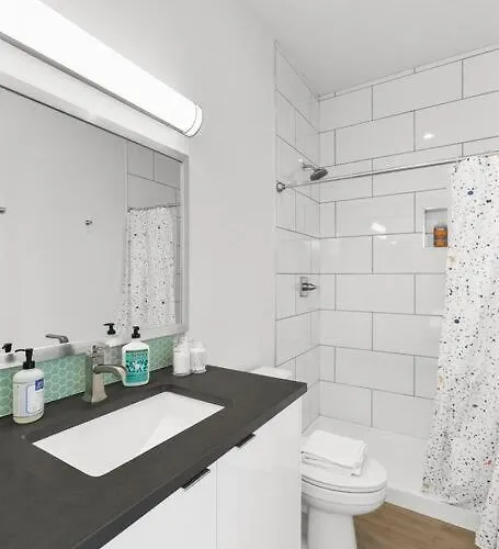 Funky Modern Micro - Walk To Ot Apartment *